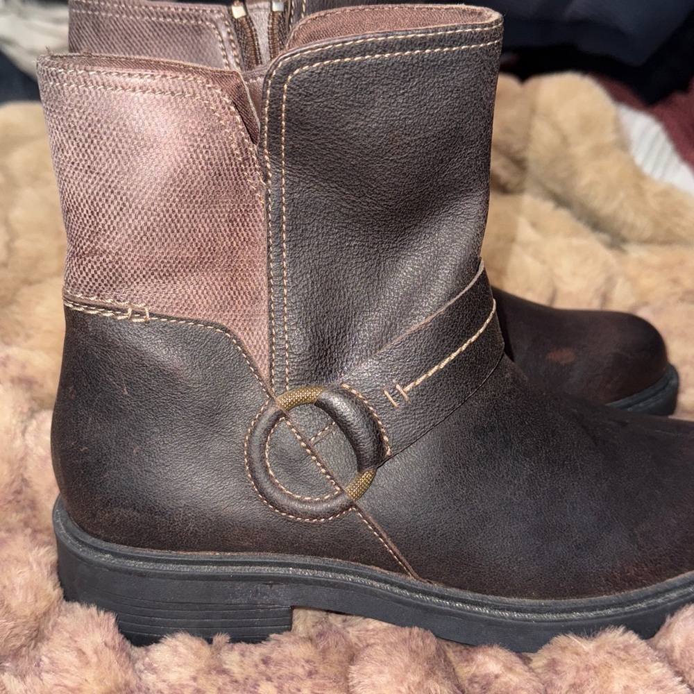 Women’s Clarks Brown Ankle Boots, sz 7, rubber soles, zipper closure - Picture 6 of 9